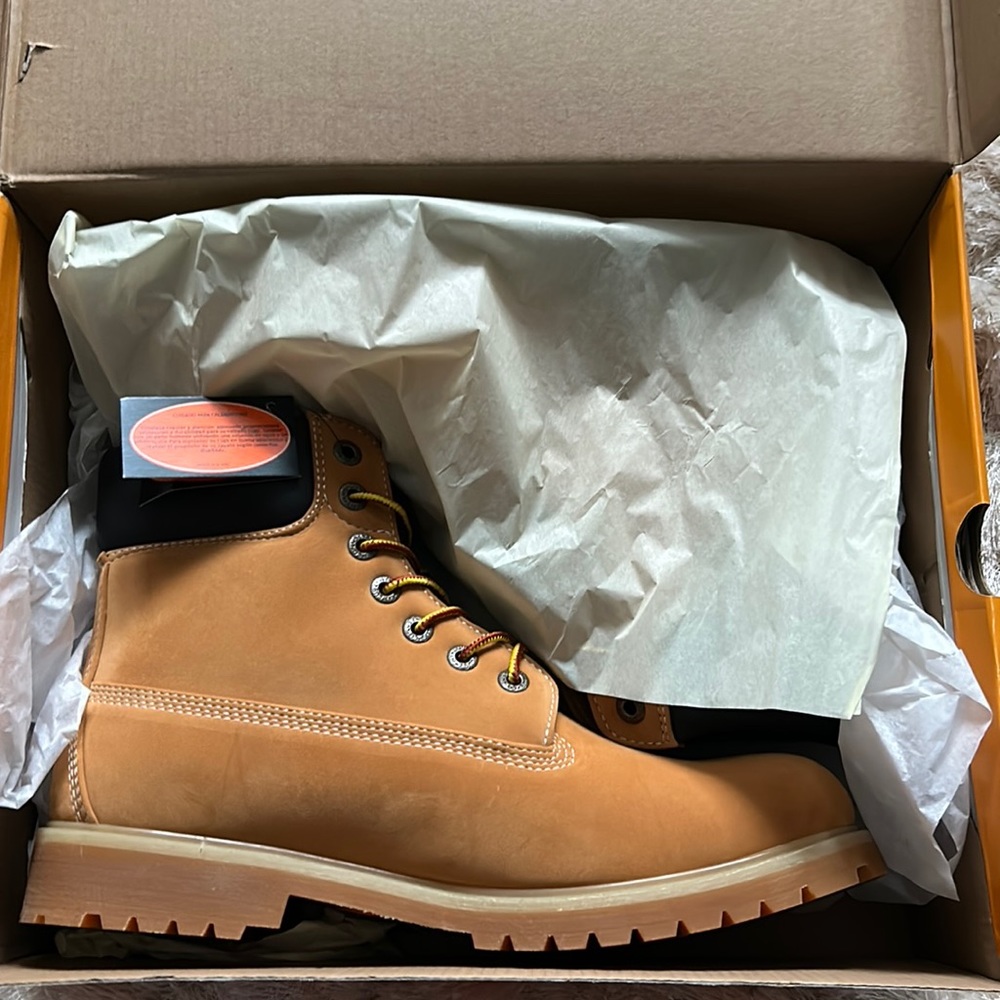 New In Box Lugz Golden Wheat size 10.5 Boots
